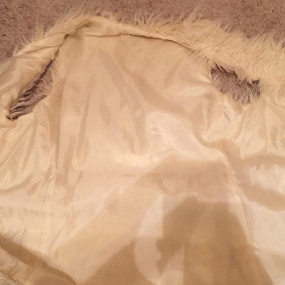 Jolt Faux Fur Vest曆 - Picture 6 of 7